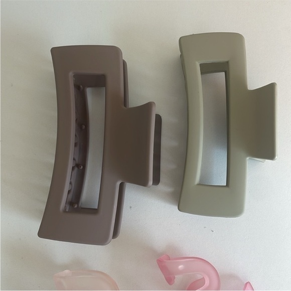 Urban Outfitters Set of 4 Claw Hair Clips. - Picture 5 of 5